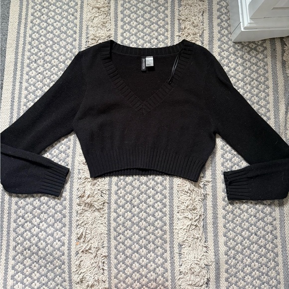 H&M Tops - H&M Black V-Neck Cropped Sweater